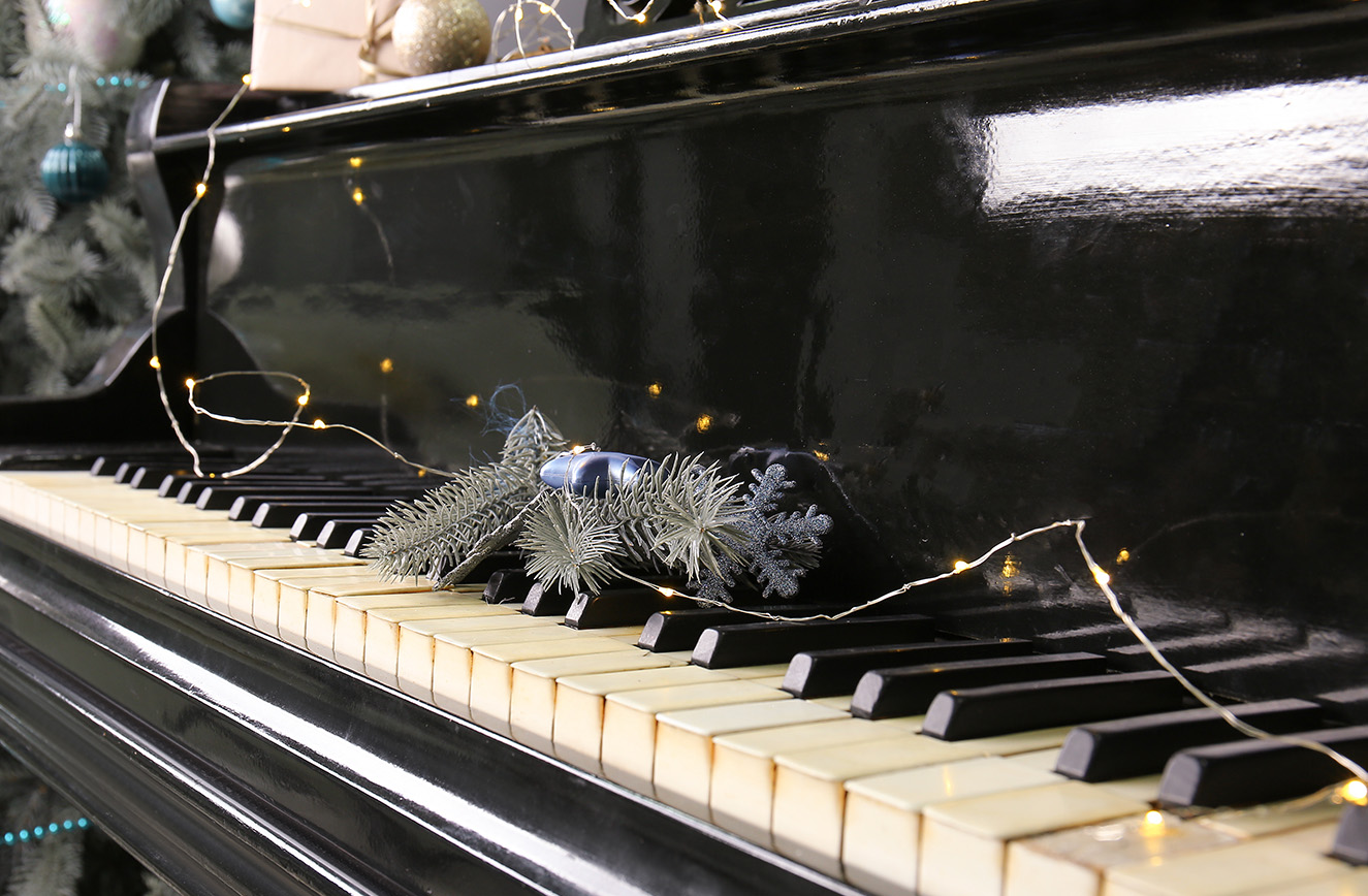 Christmas-Decorated-Piano-2-1325-x-868
